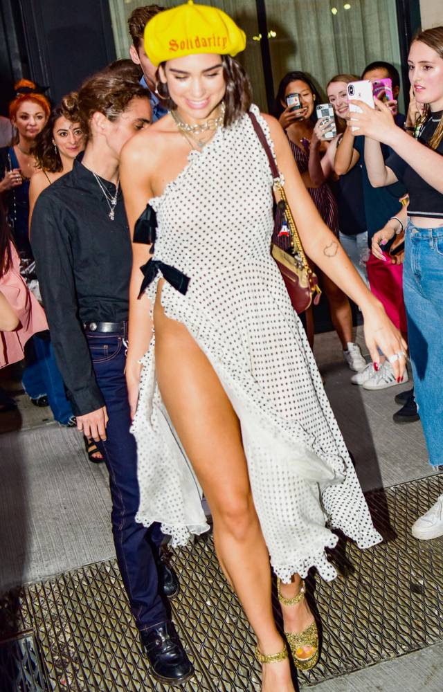 TAK niewiele dzieliło ją od wpadki! Dua Lipa bez majtek w rozciętej sukience