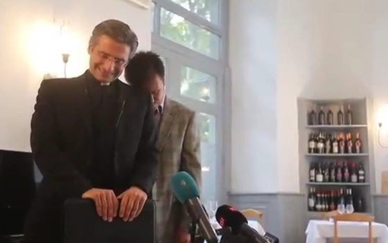 Ksiądz Charamsa przedstawił swojego partnera Eduardo