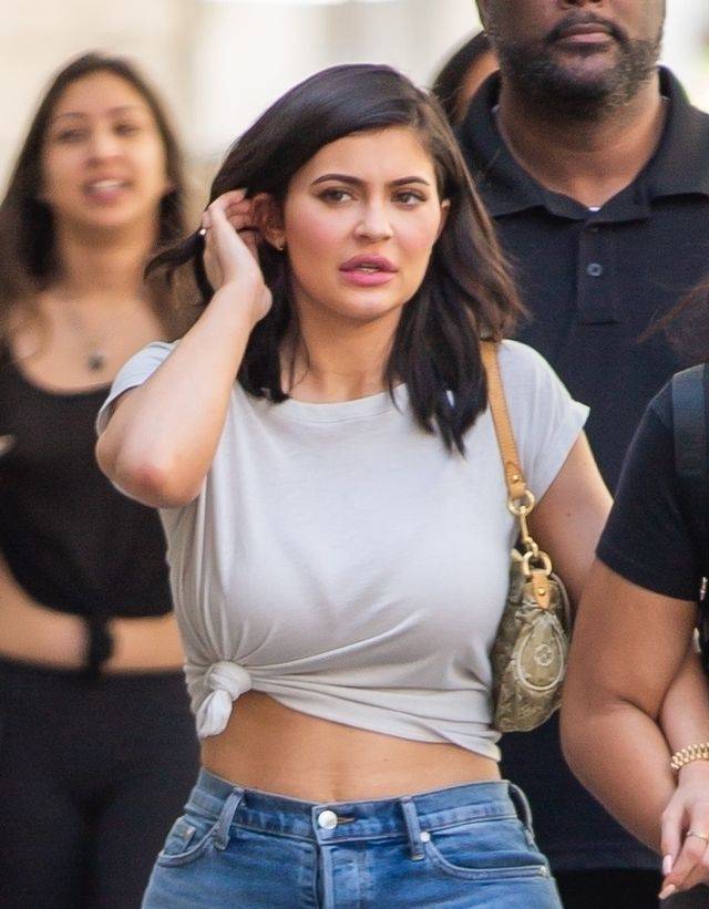 Kylie Jenner w obcisłych dżinsach i z odsłoniętym brzuchem