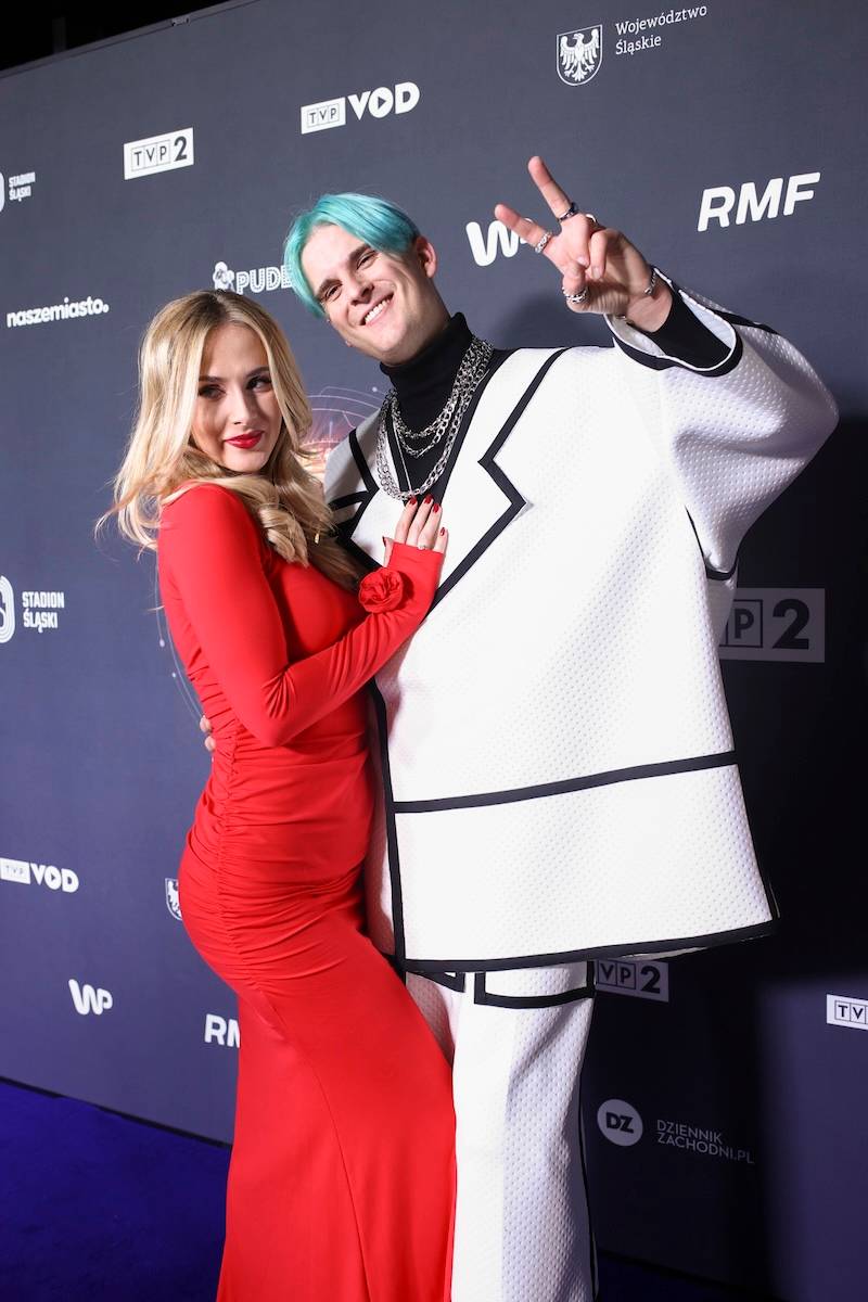 Sylwester TVP z Dwójką. Bryan Adams zawitał do Chorzowa, Sara James znów zaskoczyła strojem….