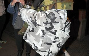 Dowód na to, że Kylie Jenner ubierała się w biegu? (FOTO)