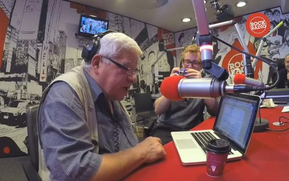 Tomasz Knapik czyta instrukcję obsługi odkurzacza