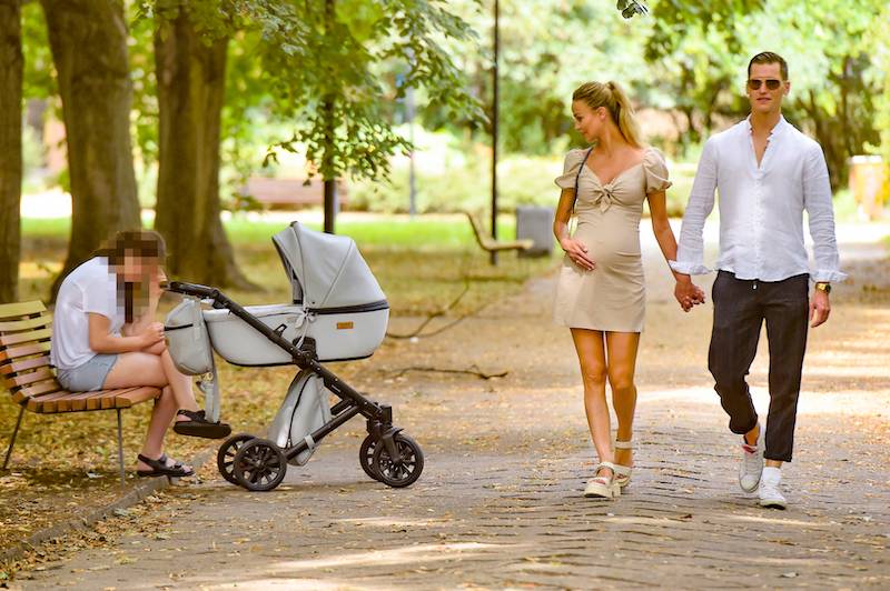 Ciężarna Hanna Żudziewicz i Jacek Jaschke spacerują po parku (ZDJĘCIA)