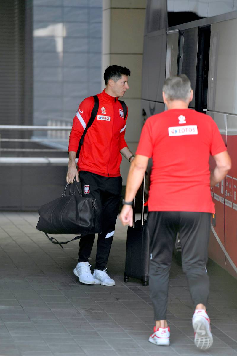 Piłkarze w drodze na mecz Polska – Albania – w niezbyt dobrych humorach  (ZDJĘCIA)