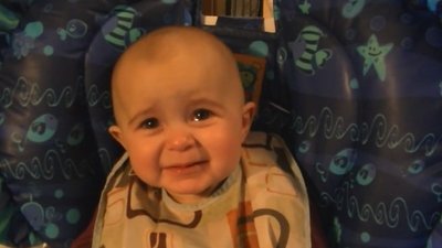 Wrażliwy 10-miesięczny maluch wzruszony śpiewem mamy