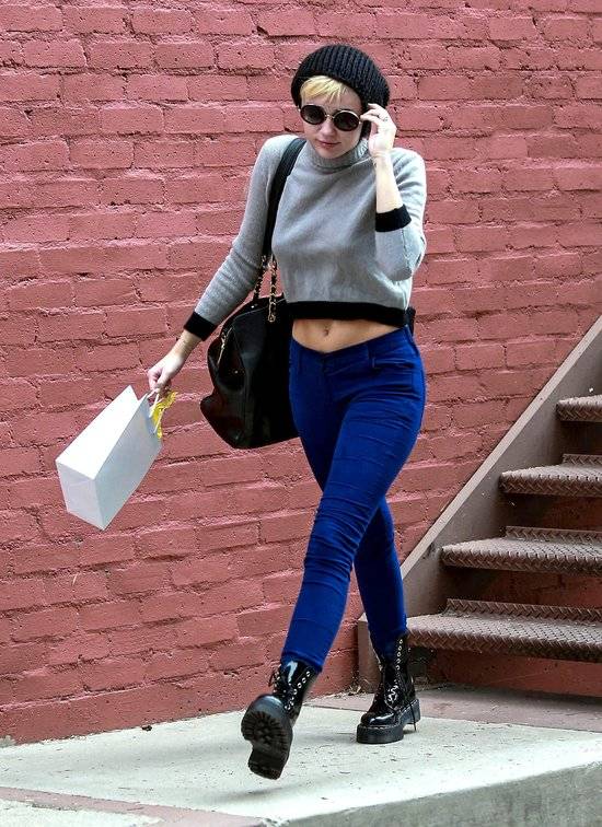 Miley Cyrus w czapce i z gołym brzuszkiem