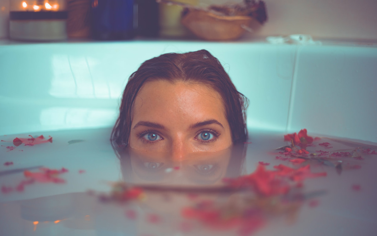 W czym tkwi sekret soli do kąpieli? Poznaj jej właściwości