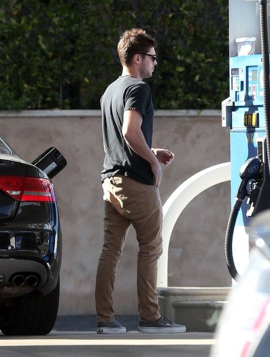 Zac Efron na stacji benzynowej