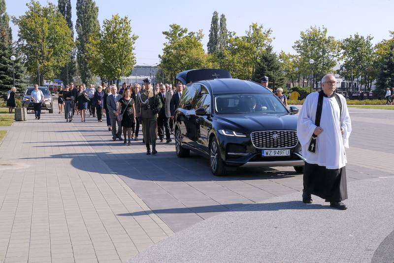 Pogrzeb Zbigniewa Lwa-Starowicza. Syn z rodziną w pierwszym rzędzie