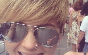 Honey, łóżko i tajemnicza stopa w tle… (FOTO)