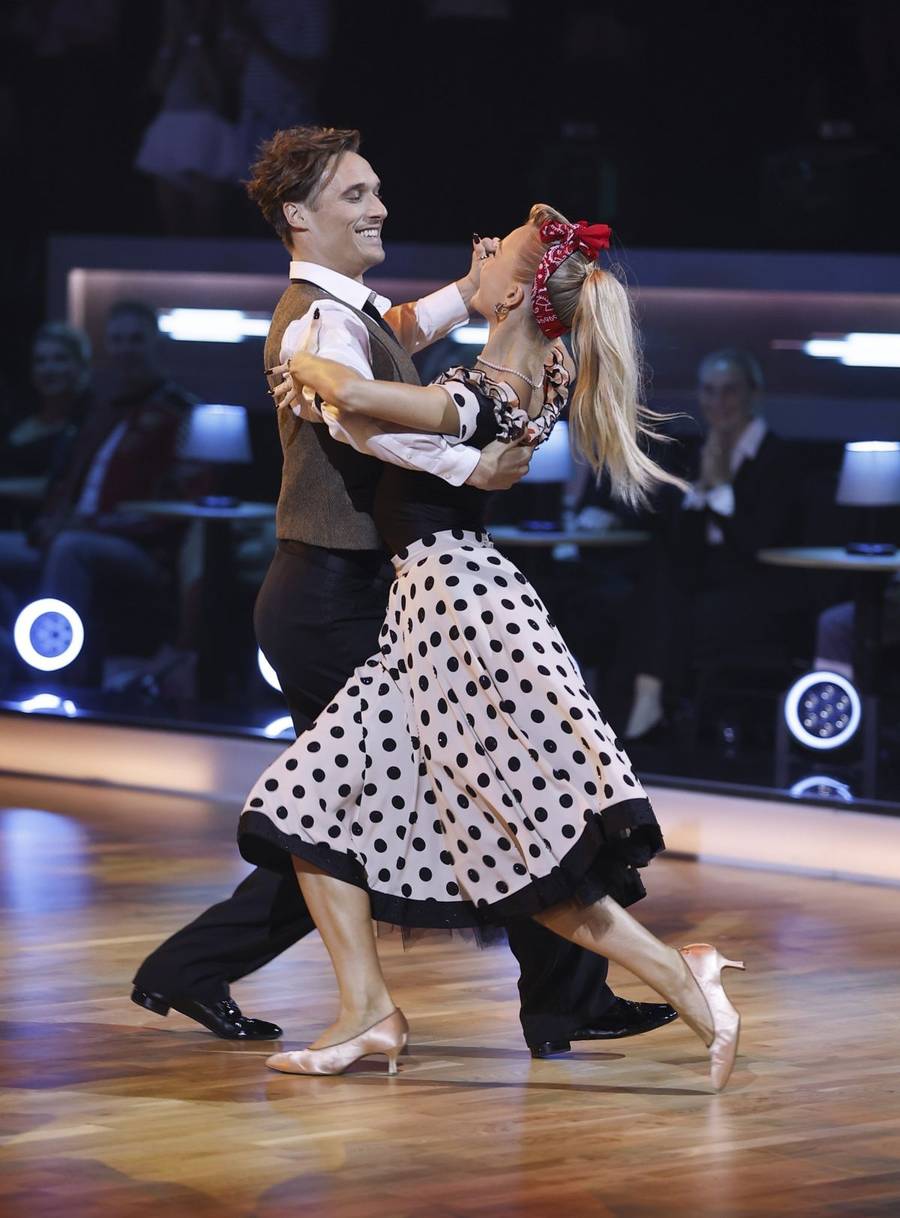 Maurycy Popiel zatańczył z mamą w “TzG”. Jego mama była gwiazdą lat 90′ (FOTO)