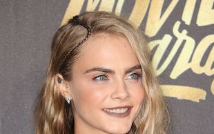 Tatuaż Cary Delevingne powoduje ciarki na plecach (VIDEO)