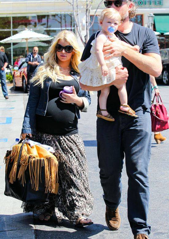 Jessica Simpson z coraz większym ciążowym brzuszkiem