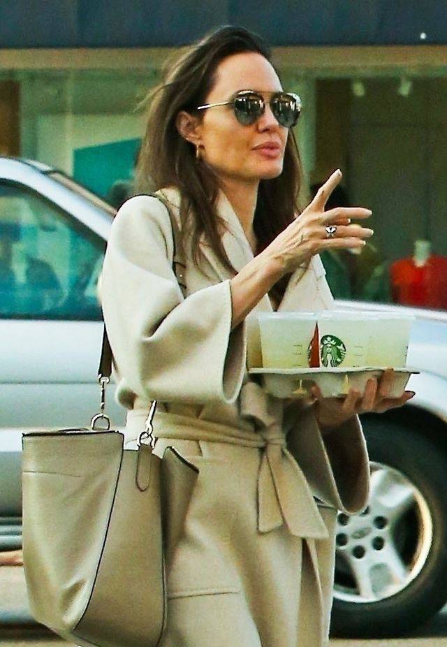 Angelina Jolie kryje szczupłą sylwetkę pod płaszczem