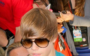 Justin Bieber lubi kolorowe dodatki (FOTO)