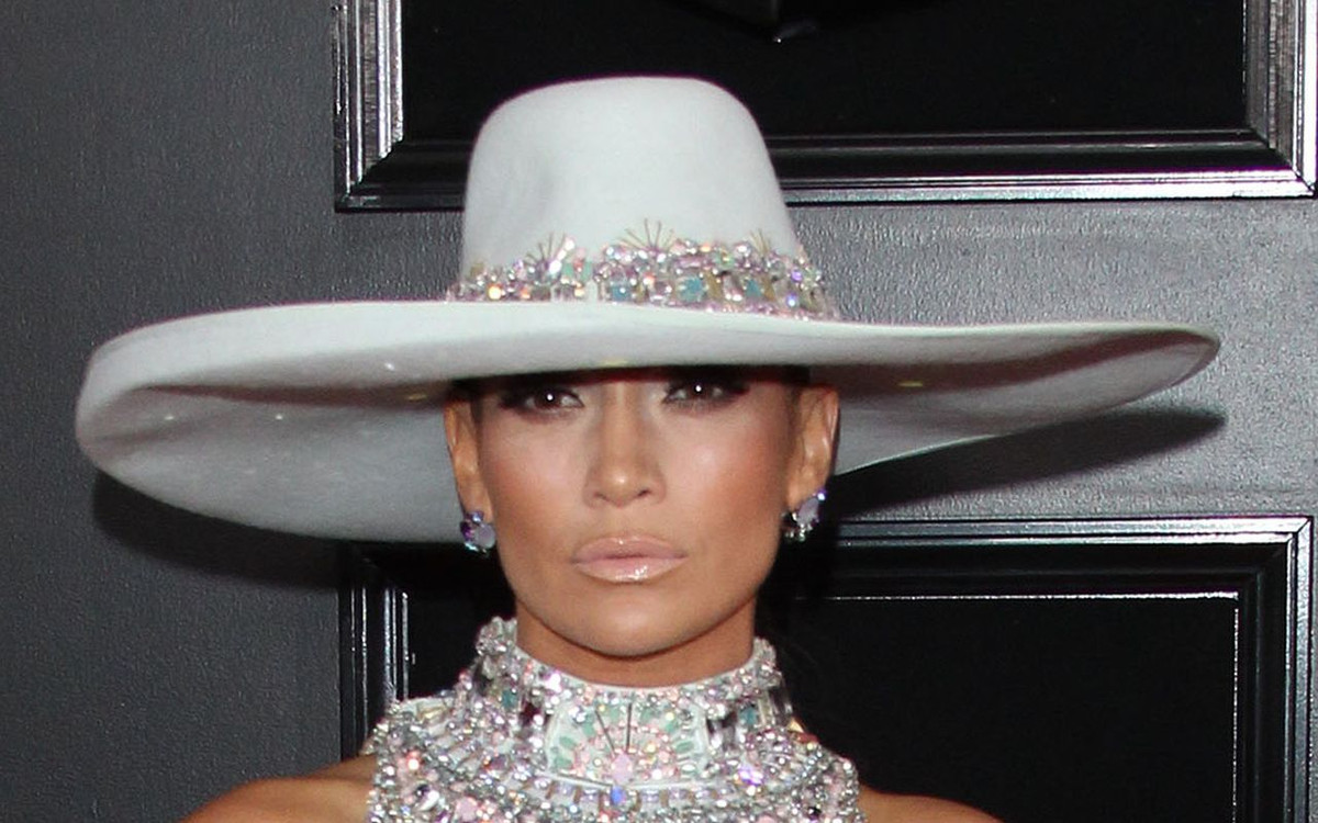 Ogromny kapelusz Jennifer Lopez na gali Grammy 2019