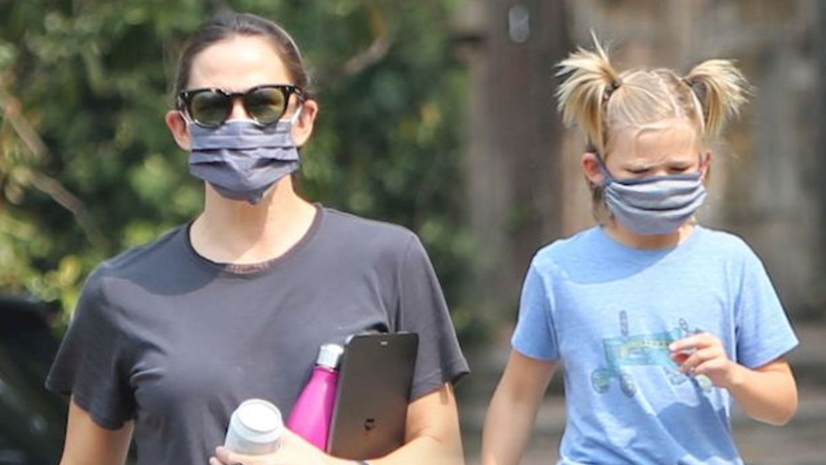 Jennifer Garner na spacerze z córką i synem