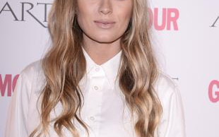 Nowa moda na salonach? Kucyk na czubku głowy – słodko czy infantylnie?