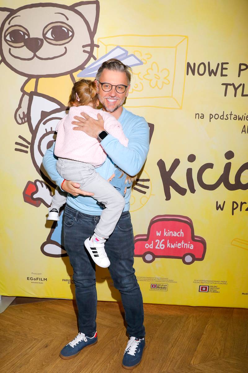 Premiera filmu “Kicia Kocia w przedszkolu”. Krzysztof Czeczot i Maja Hyży pozują z córeczkami