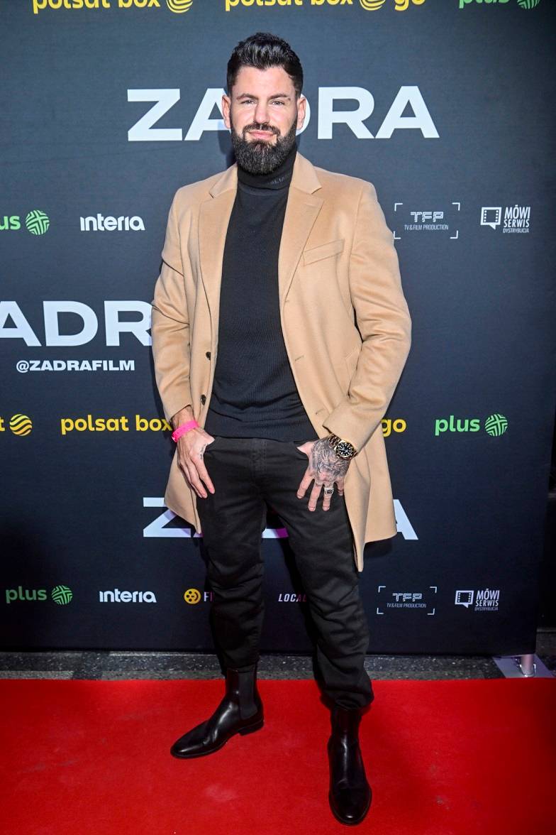 Premiera filmu “Zadra”. Miszczak i Cieślak pozują razem do zdjęć, a obok nich Wenedzikowska z nową fryzurą