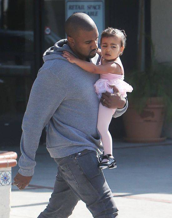 North West w różu w drodze na lekcje baletu, marzec 2015