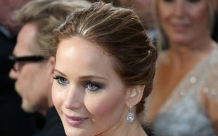 Jennifer Lawrence upadła na schodach w drodze po Oscara FOTO