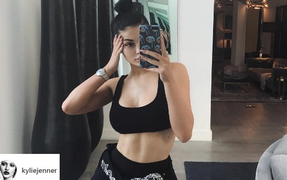 Kylie Jenner ma grzywkę. Wygląda ślicznie!