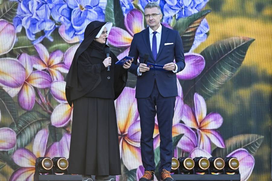 Niezwykły koncert “Symfonia Miłosierdzia”! Roksana Węgiel w błękicie, Edyta Górniak w olśniewającej bieli (FOTO)