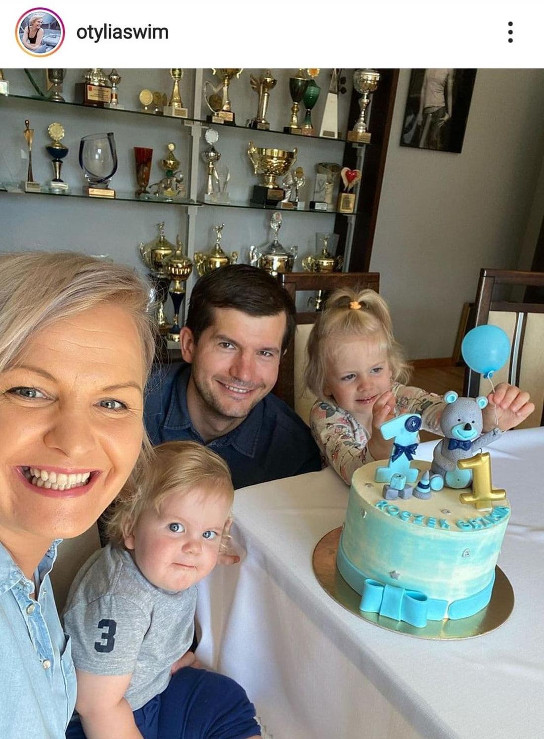 Otylia Jędrzejczak z rodziną i tortem