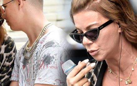 Allan Krupa przyszedł z mamą na próbę – coraz bardziej podobny do ojca? (ZDJĘCIA