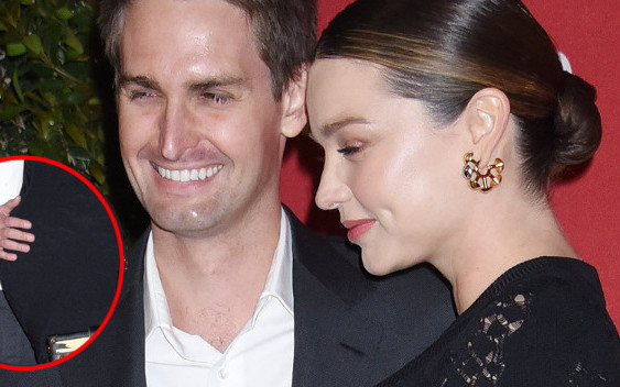 Dumny mąż Mirandy Kerr trzyma ją za brzuch na ściance (ZDJĘCIA)