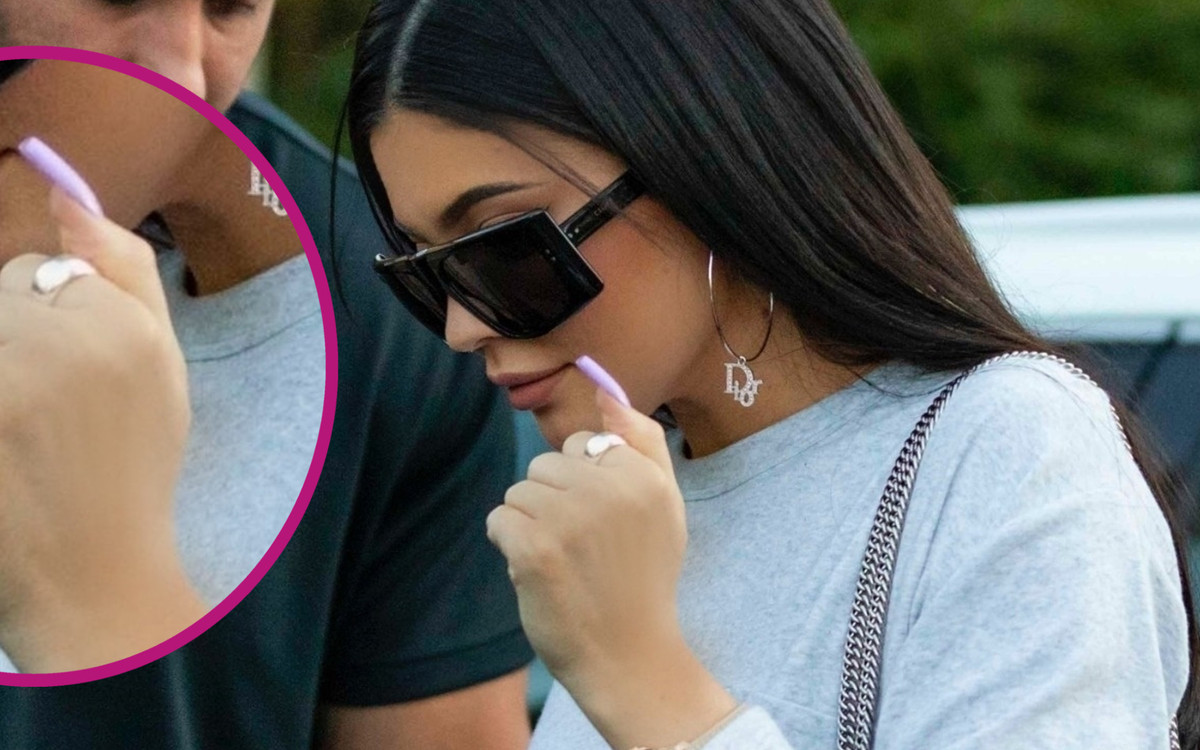 Kylie Jenner i jej DŁUGAŚNE paznokcie na lunchu z chłopakiem mamy (ZDJĘCIA)