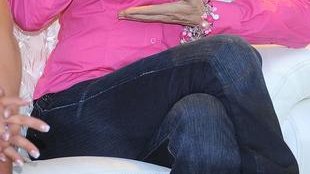 Kto nosi różę w dekolcie? (FOTO)