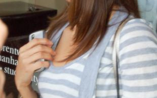 Eva Longoria z różaną torebką od Valentino (FOTO)