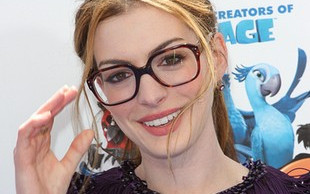 Anne Hathaway w okularach (FOTO)