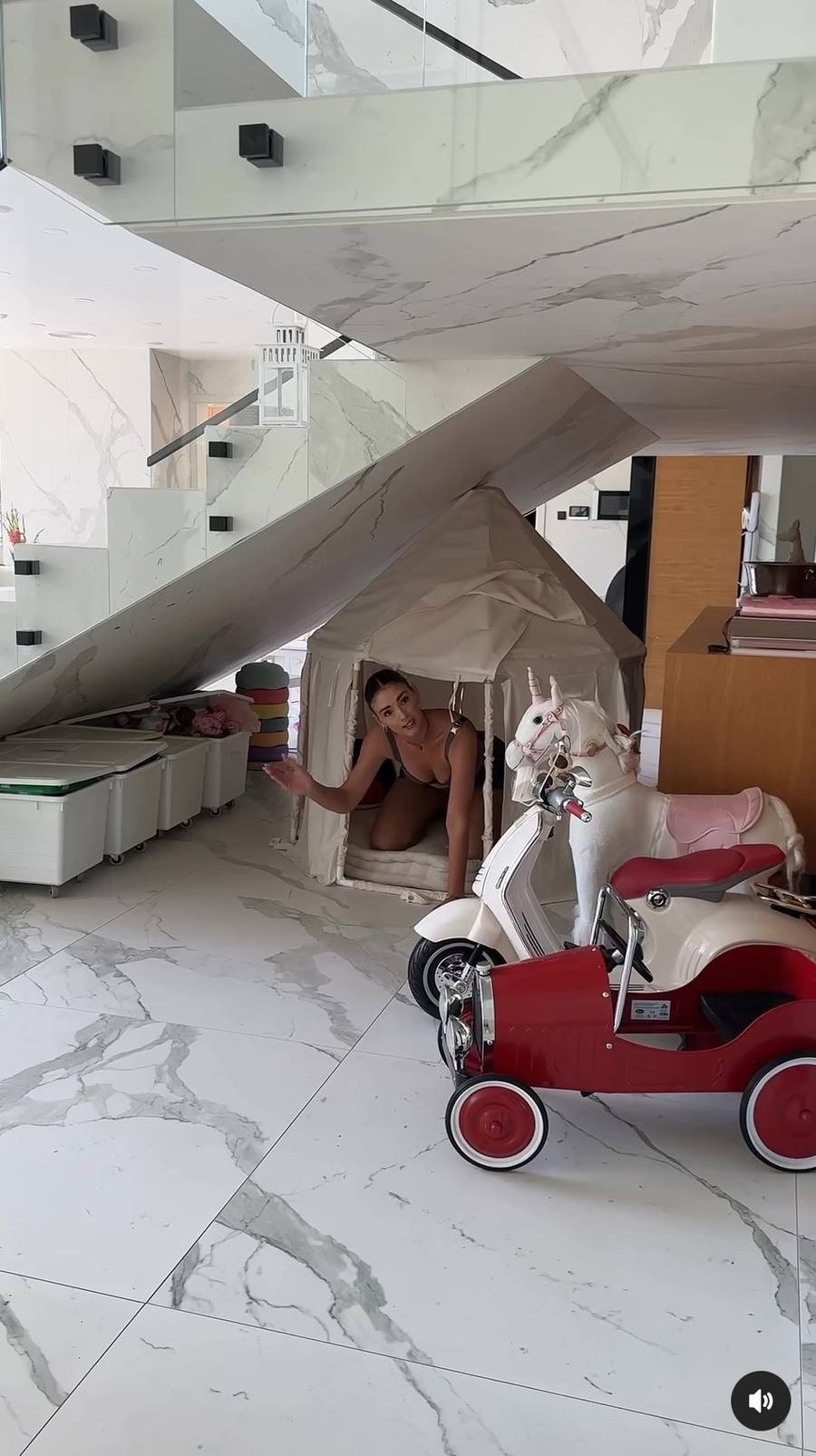 Halejcio oprowadza po CAŁYM domu za 9 mln: “Tu siusiu, tu basen, tu sauna, tu warzywka, tu Lambo” (ZDJĘCIA)