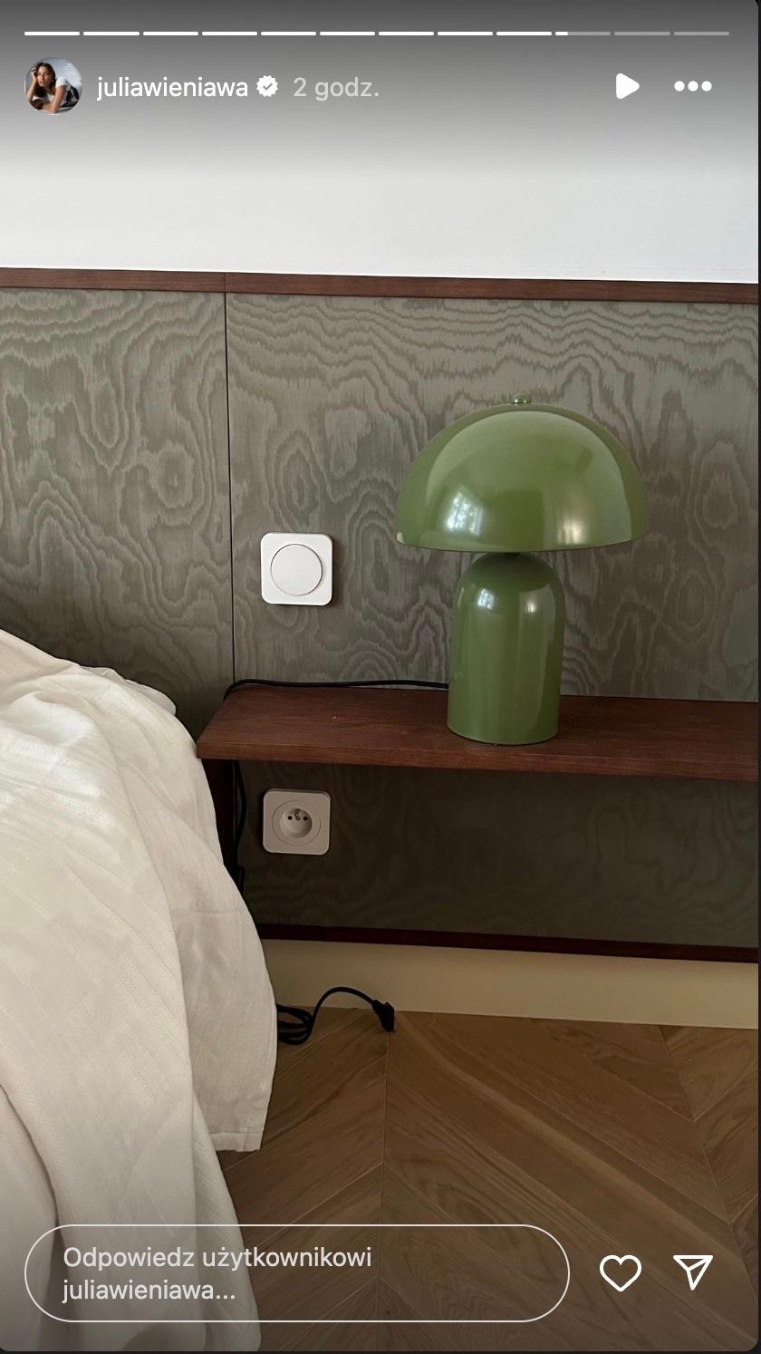 Stylowa lampa przy łóżku