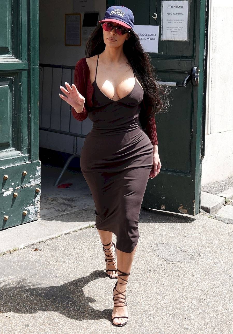 Rzymskie wakacje Kim Kardashian – w dzień zaskoczyła dekoltem, wieczorem wbiła się w kusą mini (ZDJĘCIA)