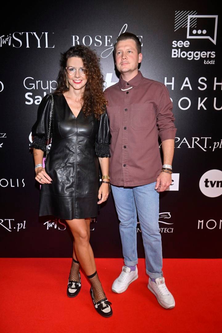 Plejada gwiazd na gali #Hasztagi Roku 2023: Agnieszka Kaczorowska w za długich spodniach, Agnieszka Hyży eksponuje zgrabny brzuszek