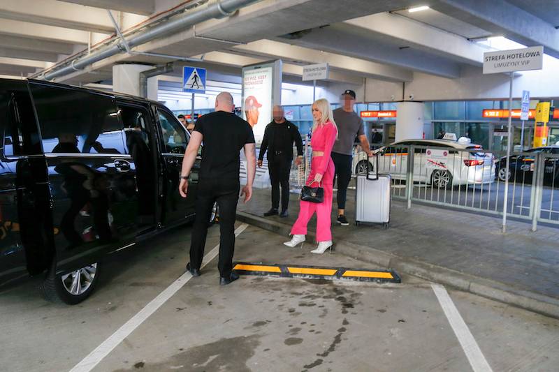 Caroline Derpieński w różowym DRESIE wkracza do Polski! Ponownie zobaczymy ją na salonach? (FOTO)