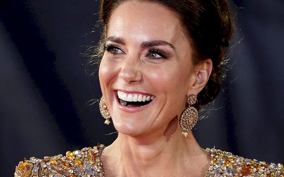 Księżna Kate na premierze Jamesa Bonda – jak oceniasz jej kreację?