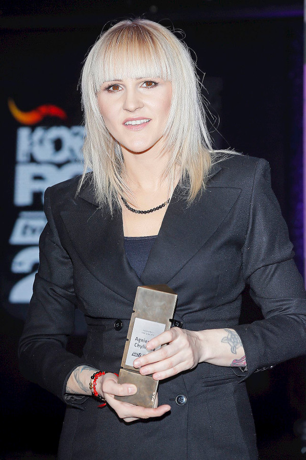 Do twarzy było jej w dłuższych włosach blond