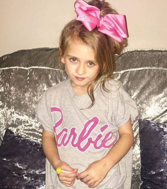 Matka upodabnia  7-letnią córkę do żywej Barbie. Zobaczcie, CO z niej zrobiła