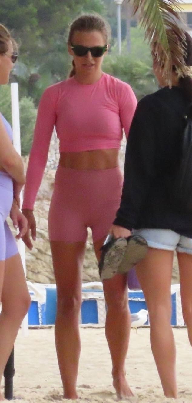 Anna Lewandowska ćwiczy na plaży, a asystentka robi jej relacje na Instagram (ZDJĘCIA)