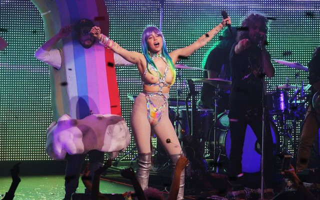 Wyuzdane stroje sceniczne Miley Cyrus