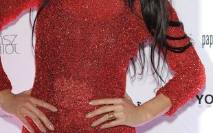 OMG! Założyła czerwone skarpetki do czerwonej mini! (FOTO)