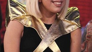 Dlaczego Lady Gaga nosi blond peruki?