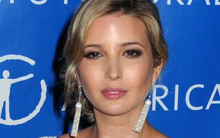 Cała na szaro i tylko pantofelki czerwone (FOTO)