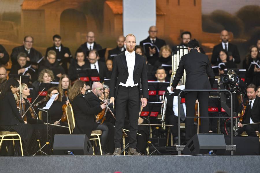Niezwykły koncert “Symfonia Miłosierdzia”! Roksana Węgiel w błękicie, Edyta Górniak w olśniewającej bieli (FOTO)