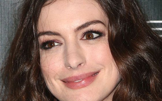 Znajomy Anne Hathaway: Powinna rozluźnić poślady…